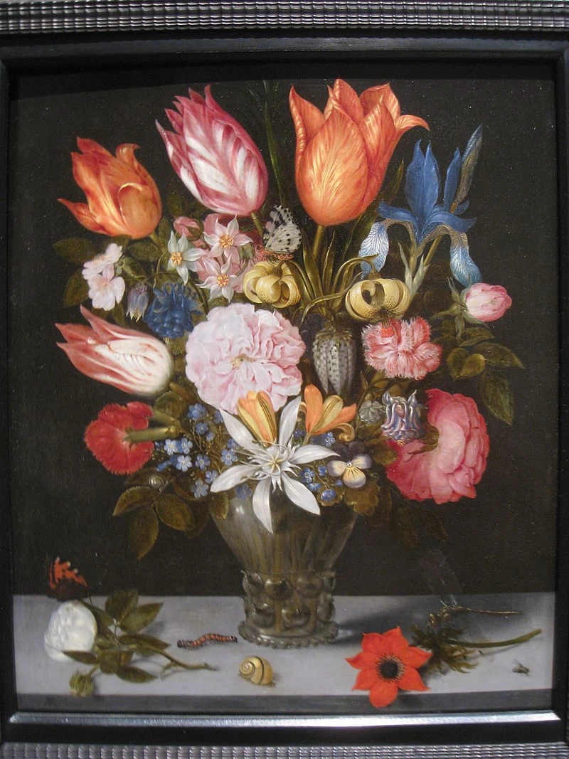 Natura morta con fiori in un vaso di vetro